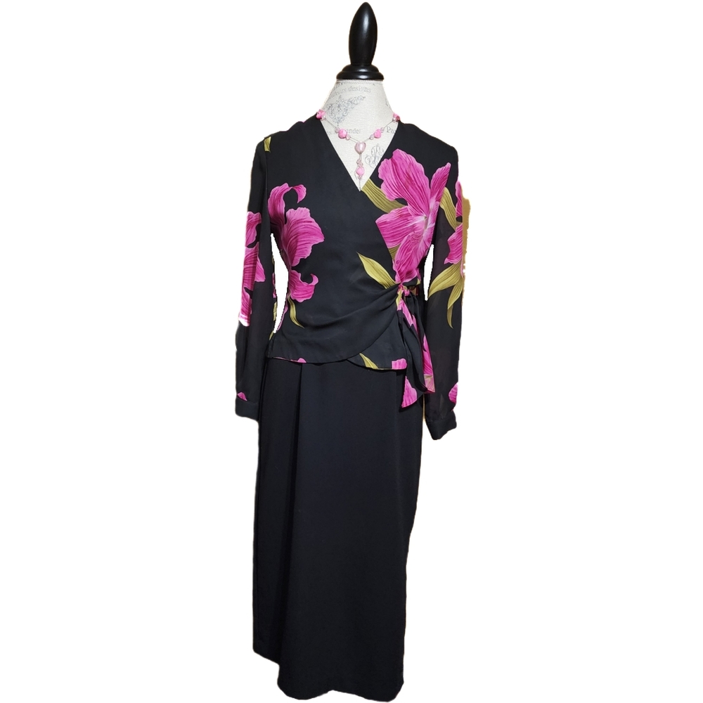 Jhon Roberts black with crossed flowers zise 10 P